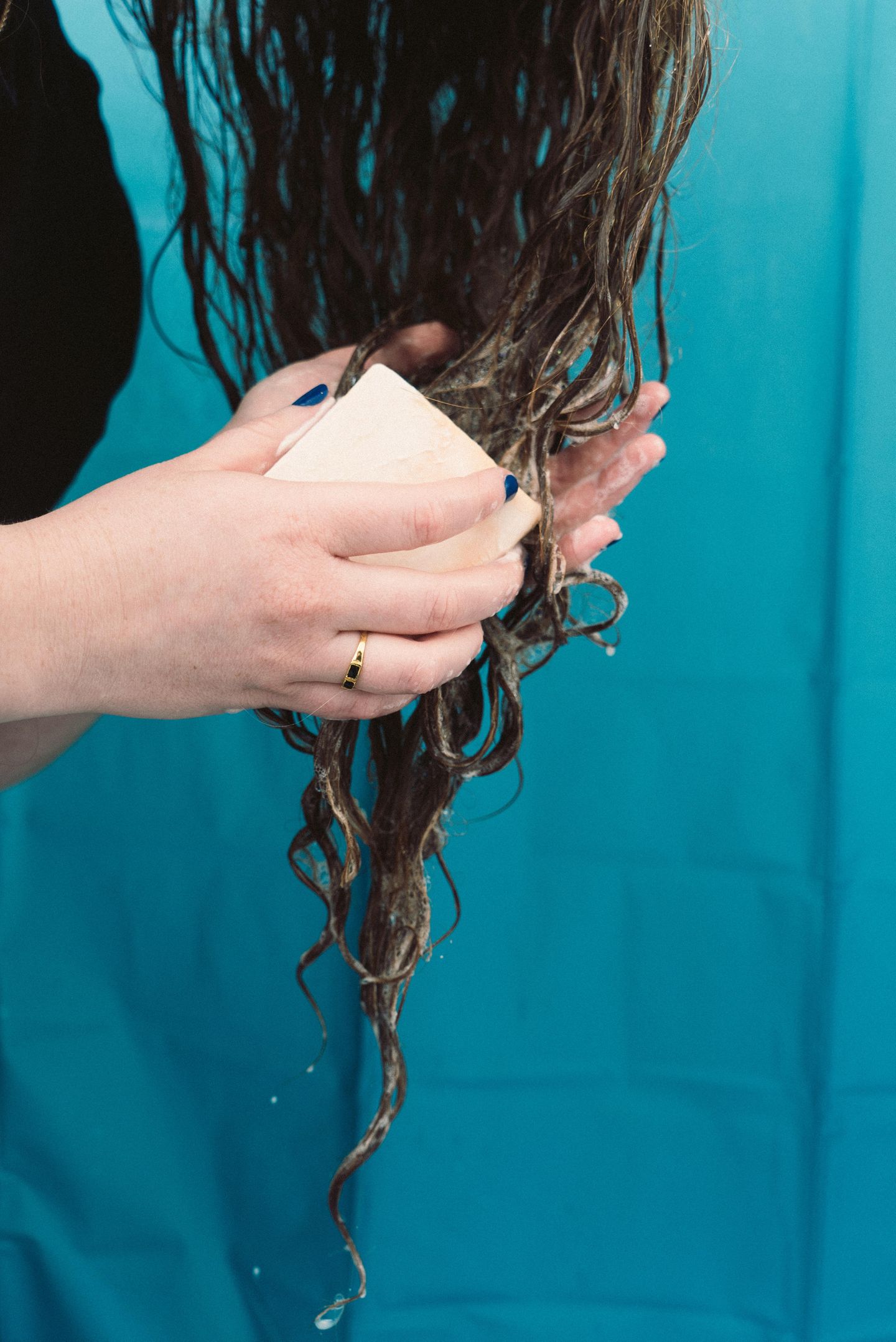 Haar-Routine: Das Wichtigste vorweg: Kämmt eure Locken niemals trocken, dadurch brechen sie schneller. Beim Shampoo verzichte ich auf Parabene, Sulfate und Silikone. Diese Stoffe machen zwar unter anderem, dass sich eure Haare weich und geschmeidig anfühlen, beschweren dadurch aber auch eure Locken. Ich benutze gerade das Shampoo "block 004 " von "terrorists of beauty". Ein festes Shampoo, das ihr auch als Körperseife verwenden könnt. Das Geile: Die Firma verzichtet komplett auf Plastik, die Produkte enthalten maximal 15 natürliche Zutaten, sind unisex und in alles wird in Deutschland produziert. Das Wichtigste vorweg: Kämmt eure Locken niemals trocken, dadurch brechen sie schneller. Beim Shampoo verzichte ich auf Parabene, Sulfate und Silikone. Diese Stoffe machen zwar unter anderem, dass sich eure Haare weich und geschmeidig anfühlen, beschweren dadurch aber auch eure Locken. Ich benutze gerade das Shampoo "block 004 " von "terrorists of beauty". Ein festes Shampoo, das ihr auch als Körperseife verwenden könnt. Das Geile: Die Firma verzichtet komplett auf Plastik, die Produkte enthalten maximal 15 natürliche Zutaten, sind unisex und in alles wird in Deutschland produziert.