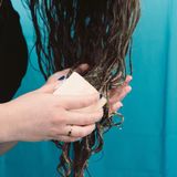 Das Wichtigste vorweg: Kämmt eure Locken niemals trocken, dadurch brechen sie schneller. Beim Shampoo verzichte ich auf Parabene, Sulfate und Silikone. Diese Stoffe machen zwar unter anderem, dass sich eure Haare weich und geschmeidig anfühlen, beschweren dadurch aber auch eure Locken. Ich benutze gerade das Shampoo "block 004 " von "terrorists of beauty". Ein festes Shampoo, das ihr auch als Körperseife verwenden könnt. Das Geile: Die Firma verzichtet komplett auf Plastik, die Produkte enthalten maximal 15 natürliche Zutaten, sind unisex und in alles wird in Deutschland produziert.