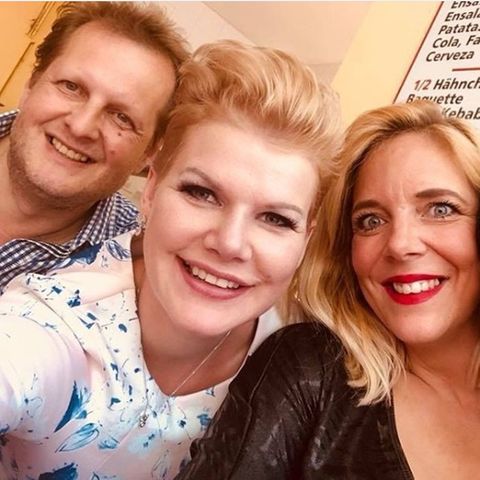 Melanie Müller lacht mit Jens und Daniela Büchner in die Kamera