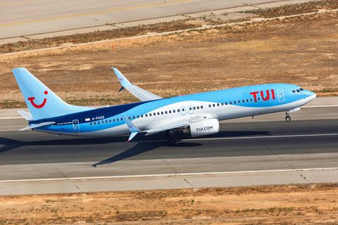 Eine Boing 737-800 der britischen Tui Airways beim Start