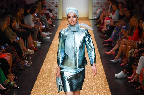 Ein Model auf dem Laufsteg während der Fashion Week in Berlin 2018
