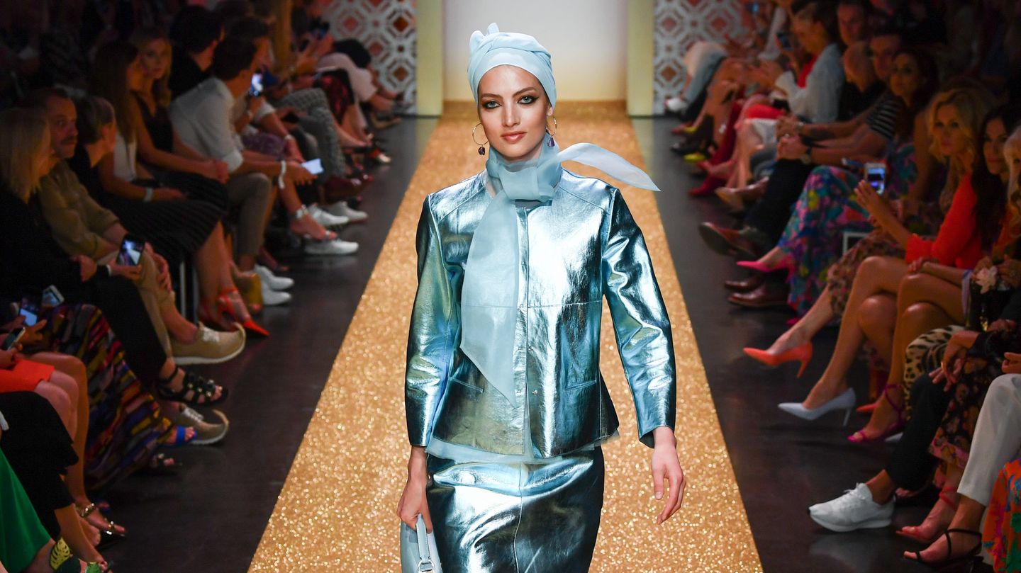 Ein Model auf dem Laufsteg während der Fashion Week in Berlin 2018