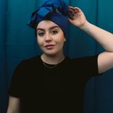 Flauschige Handtücher sind für Locken tabu. Haare trocken rubbeln ist tabu. Föhnen ist tabu. Frottee Handtücher entziehen den Haaren zu viel Feuchtigkeit auf einmal und rauen die Haarstruktur auf. Meine Lösung: Outdoor-Handtücher - die Mikrofaser-Handtücher sind schön weich und lassen eure Haare gleichmäßig und langsam trocknen. Die Gummiband-Schlaufe hält euren Turban praktischerweise an Ort und Stelle. Eine Alternative wäre ein altes Langarm-T-Shirt, wobei ihr die Arme zum verknoten benutzen könnt. So können eure Haare über Nacht trocknen und ihre volle Lockenpracht entwickeln.