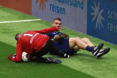 Mickie Krause und Lukas Podolski im Zweikampf