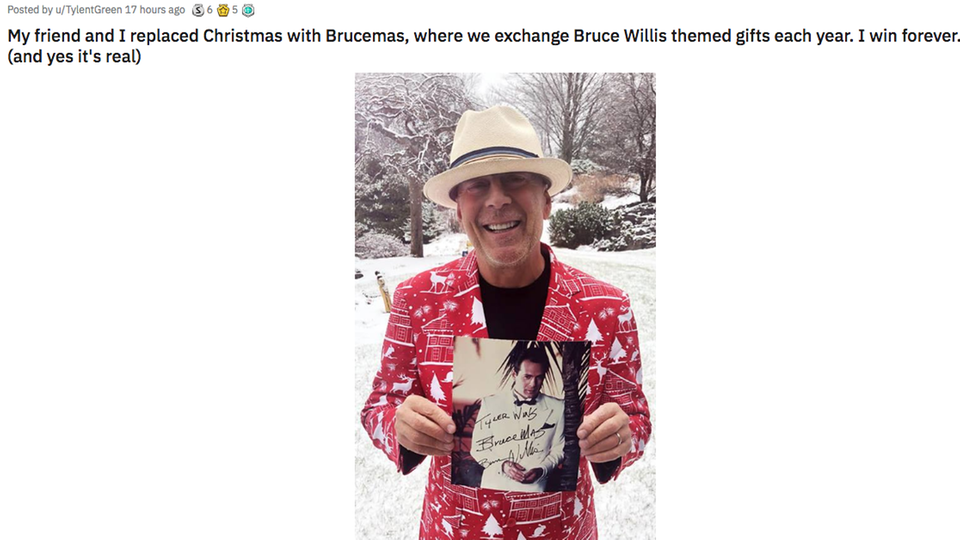 Bruce Willis steht in einem bunt gemusterten Weihnachts-Jackett vor der Haustür