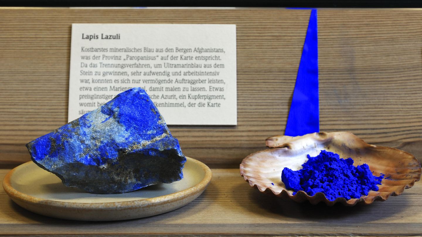 Lapislazuli als Stein und als fein gemahlenes Pigment