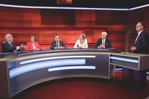 Frank Plasberg diskutiert bei "Hart aber fair" mit seinem Gästen über die anstehende Parlamentsabstimmung zum Brexit