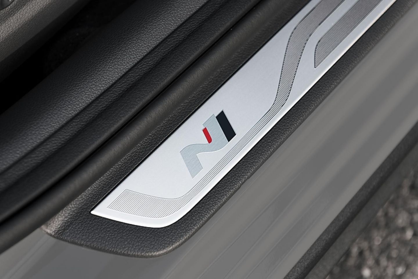 Das N im Logo des Hyundai i30 Fastback N soll eine Rennschikane andeuten