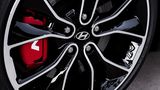Rote Bremssättel beim Hyundai i30 Fastback N