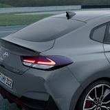 Der Heckspoiler ist in den Kofferraumdeckel integriert beim Hyundai i30 Fastback N