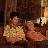 Comedy-Drama-Serie  Sex Education auf Netflix  Die Hauptrolle spielt Otis Milburn (Asa Butterfield), der Sohn der bekannten Sex-Therapeutin Jean (Gillian Anderson). Die Therapeuten-Fähigkeiten wurden offenbar vererbt, denn nachdem Otis einem Mitschüler erfolgreich bei einem sexuellen Problem hilft, kommt seine Mitschülerin Maeve auf die Idee, einen Dienst für sexuelle Beratung in der Highschool anzubieten. Dabei zieht sie Mitschüler als Kunden an Land, die Otis dann beraten soll. Nach anfänglichen Schwierigkeiten geht das Konzept auf. Das Verblüffende dabeI: Obwohl Otis Jungfrau ist, hat er immer einen guten Rat für seine Mitschüler.   Für Fans von: The End of the F***ing World, Riverdale   Wann gucken? Die Serie unterhält dich am besten, wenn du dich voll und ganz auf eine Teenie-Drama-Komödie einlassen kannst, die neben vieler humorvoller Szenen auch Schattenseiten des Teenagerlebens aufzeigt: sexuelle Unerfahrenheit, Diskriminierung und Leistungsdruck.   Binge Faktor: ♥♥♥♥♥ Man lacht, schmunzelt, fühlt, leidet und fiebert mit. Ist man erst einmal in das Leben von Otis und Co. abgetaucht, lässt sich das Suchten kaum noch vermeiden.