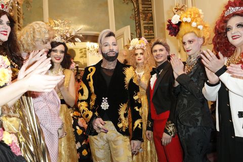 Harald Glööckler wird von seinen Models zur neuen Kollektionen beglückwünscht
