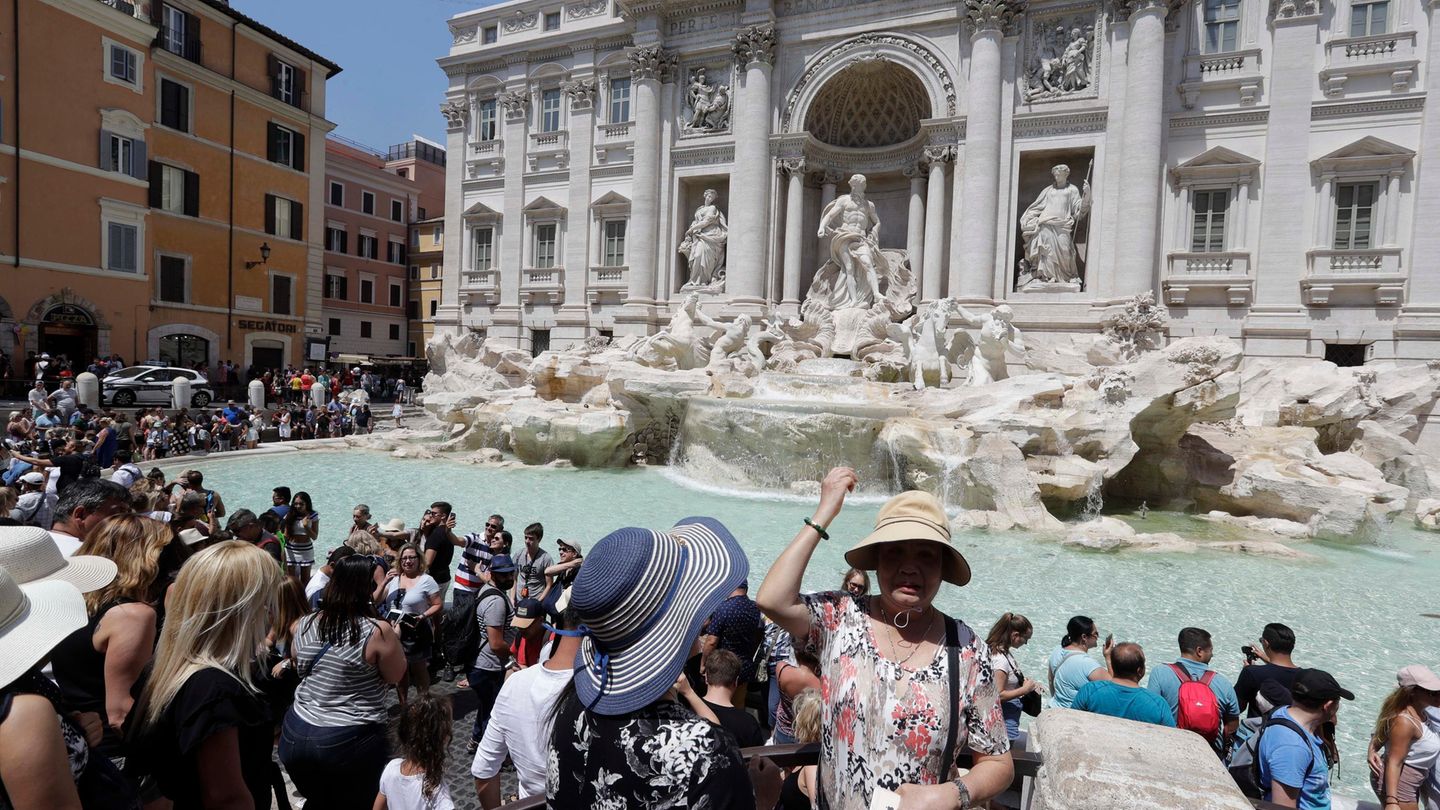 Rom-Tourismus: Münzen im Trevi-Brunnen: Rom streitet sich um die sprudelnde  Geldquelle