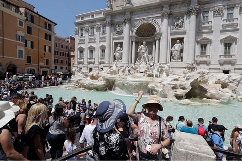 Rom-Tourismus: Münzen im Trevi-Brunnen: Rom streitet sich um die sprudelnde  Geldquelle