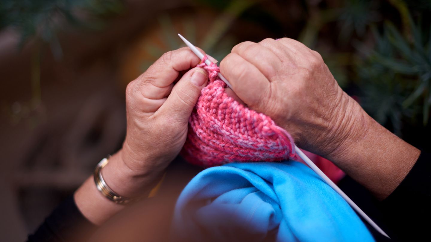 Eine Frau strickt einen Schal