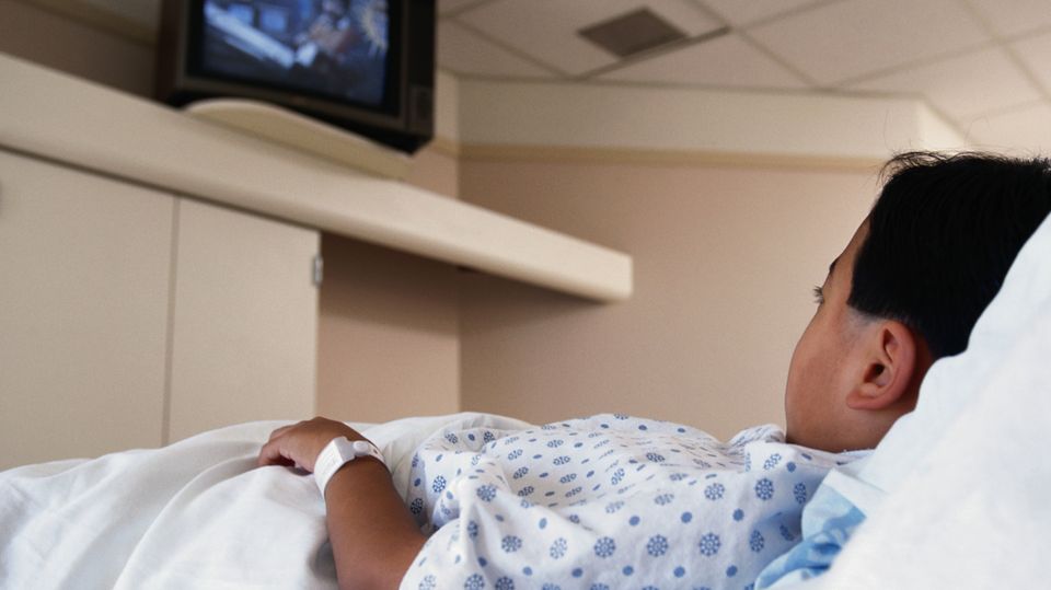 Ein Junge schaut im Krankenhaus Fernsehen