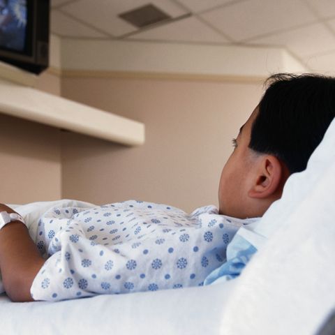 Ein Junge schaut im Krankenhaus Fernsehen