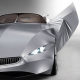 An der Tür des Roadsters ist der Faltenwurf des Stoffs zu erkennen. Das Fahrzeug hat kaum noch Außenfugen.