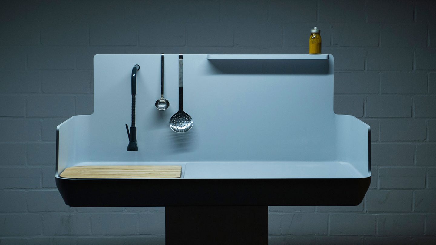 Möbelmesse: Besondere Erwähnung: Kompaktküche "SPL 3650" Von Schneiden über Kochen bis Spülen - Peter Sorgs Küchenlabor für Mikro-Apartments fasst alle Arbeitsvorgänge auf engstem Raum zusammen. Rück- und Seitenwände schützen die Umgebung vor Spritzern, dank des fugenlosen Designs lässt sich das Ganze einfach reinigen. Besondere Erwähnung: Kompaktküche "SPL 3650" Von Schneiden über Kochen bis Spülen - Peter Sorgs Küchenlabor für Mikro-Apartments fasst alle Arbeitsvorgänge auf engstem Raum zusammen. Rück- und Seitenwände schützen die Umgebung vor Spritzern, dank des fugenlosen Designs lässt sich das Ganze einfach reinigen.
