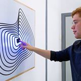 Luftfilter "Onda"  Eine von über 900 weiteren Einreichungen: Der Luftfilter von Joca van der Horst hängt als dekoratives Element an der Wand und wandelt verschmutzte Luft in harmlose Moleküle um. Per Fingerdruck wird ein Licht aktiviert, das bei sauberer Luft gemächlich, bei Verschmutzung schnell blinkt.