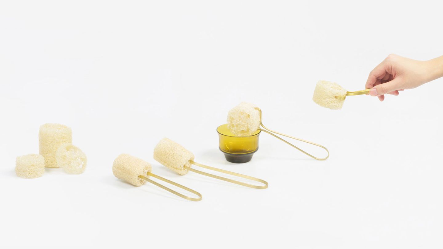 Möbelmesse: Besondere Erwähnung: "Rebrush" Das Reinigungsset von Jingbei Zheng stellt den ökologischen Aspekt in den Vordergrund. Statt aus Plastik bestehen die Reinigungselemente aus dem nachwachsenden Rohstoff Luffa, der aus dem Schwammkürbis gewonnen wird. Die Griffe können nach Austausch des Schwamms weiter verwendet werden. Besondere Erwähnung: "Rebrush" Das Reinigungsset von Jingbei Zheng stellt den ökologischen Aspekt in den Vordergrund. Statt aus Plastik bestehen die Reinigungselemente aus dem nachwachsenden Rohstoff Luffa, der aus dem Schwammkürbis gewonnen wird. Die Griffe können nach Austausch des Schwamms weiter verwendet werden.