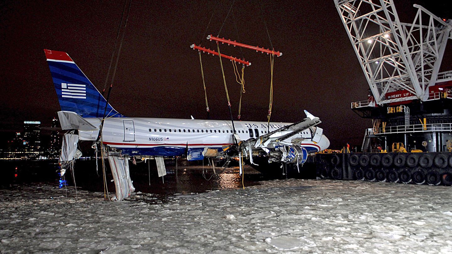 Wenige Tage nach der Wasserlandung  am 15. Januar 2009 hebt ein Schwimmkran den Airbus A320 aus dem vereisten Wasser des Hudson River gehoben