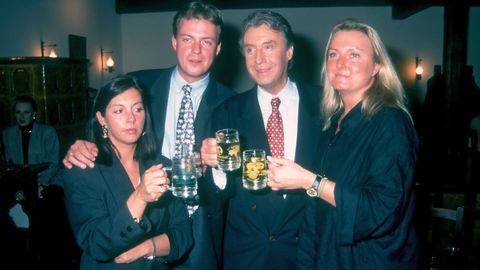 Peter Alexander (2.v.re.), Tochter Susanne (r.), Sohn Michael und Schwiegertochter Rafaela Alexander-Neumayer im Jahr 1994 nach einer Ausstrahlung der "Peter Alexander Show" in Wien.