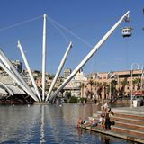 Italien: Genua  Jede Reederei bietet geführte Touren durch die italienische Hafenstadt mit ihrem mittelalterlichen Stadtkern an - zu Fuß oder mit dem Bus. Sehenswert sind auch das Aquarium und Ausflüge zum Weltkulturerbe Cinque Terre oder bis nach Portofino.