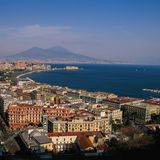Italien: Neapel  Ein klassischer Anlaufpunkt ist die Bucht von Neapel mit der grandiosen Kulisse des Vesuvs. Ideal für Ausflüge nach Pompeji. Zu Fuß geht es direkt vom Anleger in die Altstadt, zum Café Gambrinus oder zum Archäologischen Nationalmuseum.
