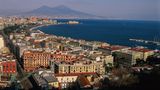 Italien: Neapel  Ein klassischer Anlaufpunkt ist die Bucht von Neapel mit der grandiosen Kulisse des Vesuvs. Ideal für Ausflüge nach Pompeji. Zu Fuß geht es direkt vom Anleger in die Altstadt, zum Café Gambrinus oder zum Archäologischen Nationalmuseum.