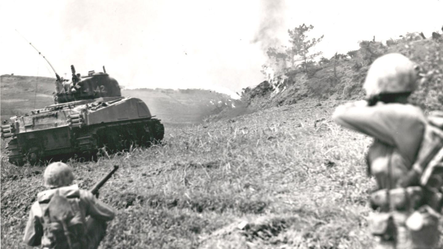 Die harten Kämpfe um Okinawa führten dazu, dass die USA die Kapitulation Japans mit dem Abwurf von Atombomben erzwingen wollten.