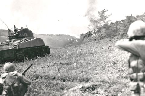 Die harten Kämpfe um Okinawa führten dazu, dass die USA die Kapitulation Japans mit dem Abwurf von Atombomben erzwingen wollten.