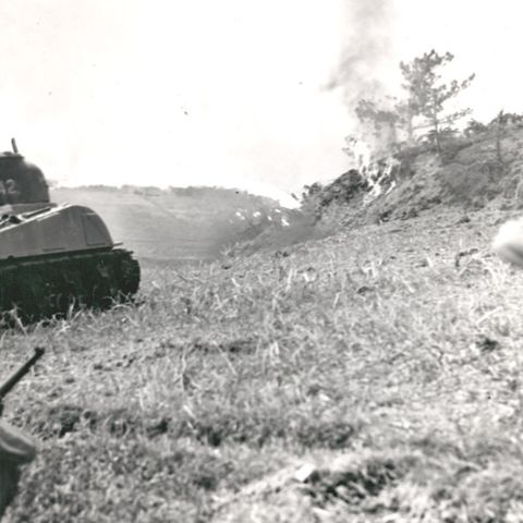 Die harten Kämpfe um Okinawa führten dazu, dass die USA die Kapitulation Japans mit dem Abwurf von Atombomben erzwingen wollten.