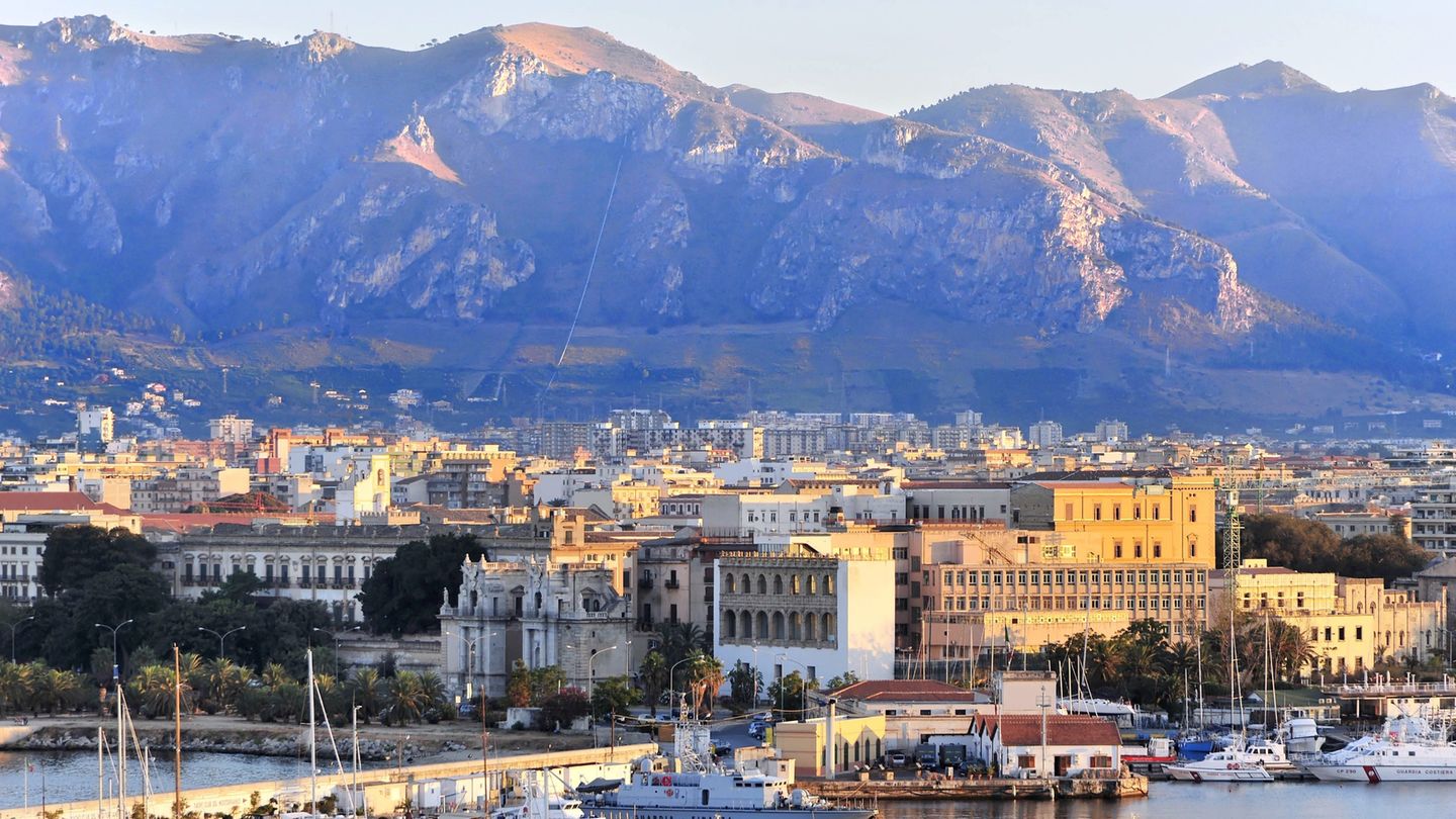 Italien: Palermo  Die Schiffe legen praktisch im Stadtzentrum der sizilianischen Metropole an. Daher lassen sich die Sehenswürdigkeiten der Altstadt bestens auf eigene Faust erkunden. Von der Piazza Don Luigi Sturzo verkehren öffentliche Busse zum Mondello-Strand. Organisierte Ausflüge ins Umland führen unter anderem zur Altstadt von Cefalù.