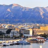Italien: Palermo  Die Schiffe legen praktisch im Stadtzentrum der sizilianischen Metropole an. Daher lassen sich die Sehenswürdigkeiten der Altstadt bestens auf eigene Faust erkunden. Von der Piazza Don Luigi Sturzo verkehren öffentliche Busse zum Mondello-Strand. Organisierte Ausflüge ins Umland führen unter anderem zur Altstadt von Cefalù.