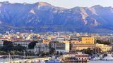 Italien: Palermo  Die Schiffe legen praktisch im Stadtzentrum der sizilianischen Metropole an. Daher lassen sich die Sehenswürdigkeiten der Altstadt bestens auf eigene Faust erkunden. Von der Piazza Don Luigi Sturzo verkehren öffentliche Busse zum Mondello-Strand. Organisierte Ausflüge ins Umland führen unter anderem zur Altstadt von Cefalù.