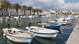 Kroatien: Split  Die Unesco-Welterbestadt an der süddalmatinischen Küste wird gerne von kleineren Kreuzfahrtschiffen angesteuert, die vor Split auf Rede liegen und mit Tenderbooten ihre Passagiere direkt zur Altstadt bringen, wo man auf der Uferpromenade (Foto) schlendern kann. Auch werden Ausflüge in die kroatischen Nationalparks angeboten.