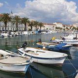 Kroatien: Split  Die Unesco-Welterbestadt an der süddalmatinischen Küste wird gerne von kleineren Kreuzfahrtschiffen angesteuert, die vor Split auf Rede liegen und mit Tenderbooten ihre Passagiere direkt zur Altstadt bringen, wo man auf der Uferpromenade (Foto) schlendern kann. Auch werden Ausflüge in die kroatischen Nationalparks angeboten.