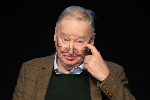 Alexander Gauland sitzt vor einem schwarzen Hintergrund und kratzt sich mit dem linken Zeigefinger im linken Augenwinkel