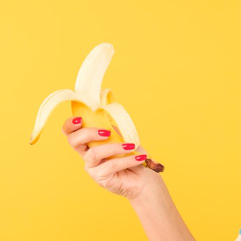 Nach dem Schälen bitte Hände waschen: Eine Frau hält eine Banane in der Hand