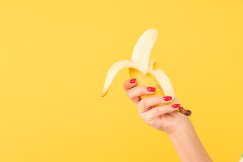Nach dem Schälen bitte Hände waschen: Eine Frau hält eine Banane in der Hand