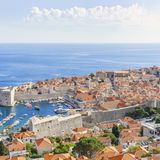 Kroatien: Dubrovnik  Eines der Topziele in der Adria: Die Schiffe legen im Hafenbecken im Norden der kroatischen Stadt an. Per Shuttlebus geht es in die Altstadt, die in der Hochsaison von bis zu 25.000 Touristen pro Tag besucht wird. Auf der Stadtmauer lässt sich die Unesco-Welterbestadt umrunden.
