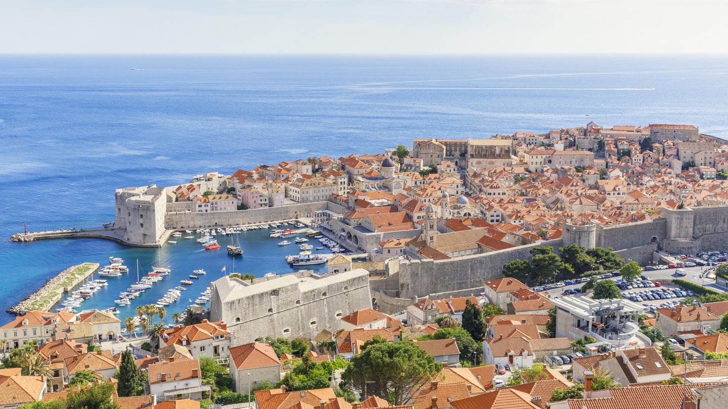 Kroatien: Dubrovnik  Eines der Topziele in der Adria: Die Schiffe legen im Hafenbecken im Norden der kroatischen Stadt an. Per Shuttlebus geht es in die Altstadt, die in der Hochsaison von bis zu 25.000 Touristen pro Tag besucht wird. Auf der Stadtmauer lässt sich die Unesco-Welterbestadt umrunden.