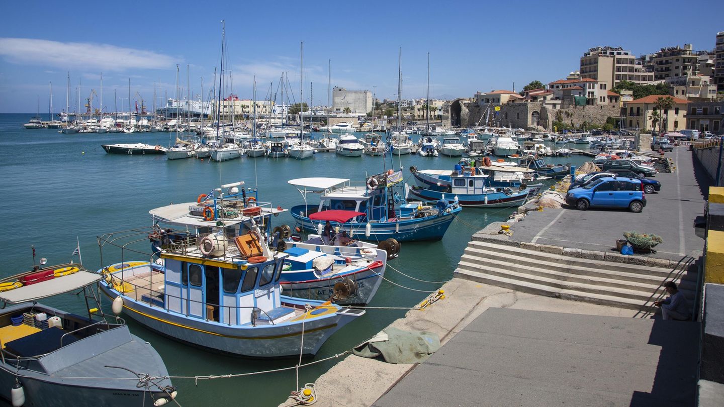 1-a-Anlaufpunkte: Griechenland: Heraklion Die Kreuzfahrtschiffe machen auf Griechenlands größer Insel direkt an den Kaimauern fast im Zentrum der Stadt fest, die sich bestens zu Fuß erkunden lässt. Aber Kreta bietet einen Schatz von Ausflugszielen wie zum Beispiel einen Abstecher zum Palast von Knossos, nur wenige Kilometer südlichen von Heraklion gelegen. Griechenland: Heraklion Die Kreuzfahrtschiffe machen auf Griechenlands größer Insel direkt an den Kaimauern fast im Zentrum der Stadt fest, die sich bestens zu Fuß erkunden lässt. Aber Kreta bietet einen Schatz von Ausflugszielen wie zum Beispiel einen Abstecher zum Palast von Knossos, nur wenige Kilometer südlichen von Heraklion gelegen.