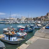 Griechenland: Heraklion  Die Kreuzfahrtschiffe machen auf Griechenlands größer Insel direkt an den Kaimauern fast im Zentrum der Stadt fest, die sich bestens zu Fuß erkunden lässt. Aber Kreta bietet einen Schatz von Ausflugszielen wie zum Beispiel einen Abstecher zum Palast von Knossos, nur wenige Kilometer südlichen von Heraklion gelegen.