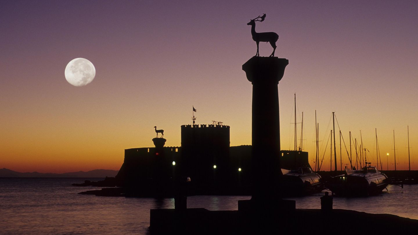 Griechenland: Rhodos  Die griechische Ferieninsel bietet Kreuzfahrtgästen ein breites Programm. Die Palette reicht von Strandausflügen bis zur Unesco-Welterbestadt Rhodos und den Ruinen von Akropolis, Amphitheater und Hippodrom.