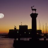 Griechenland: Rhodos  Die griechische Ferieninsel bietet Kreuzfahrtgästen ein breites Programm. Die Palette reicht von Strandausflügen bis zur Unesco-Welterbestadt Rhodos und den Ruinen von Akropolis, Amphitheater und Hippodrom.