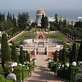 Israel: Haifa  Israels alte Hafenstadt gilt als die Anlaufstelle für Kreuzfahrtschiffe im Heiligen Land. Neben den hängenden Gärten der Bahai (Foto), dem Wahrzeichen über der Stadt, stehen Busausflüge ins antike Caesarea, zum See Genezareth und nach Jerusalem auf dem Programm.