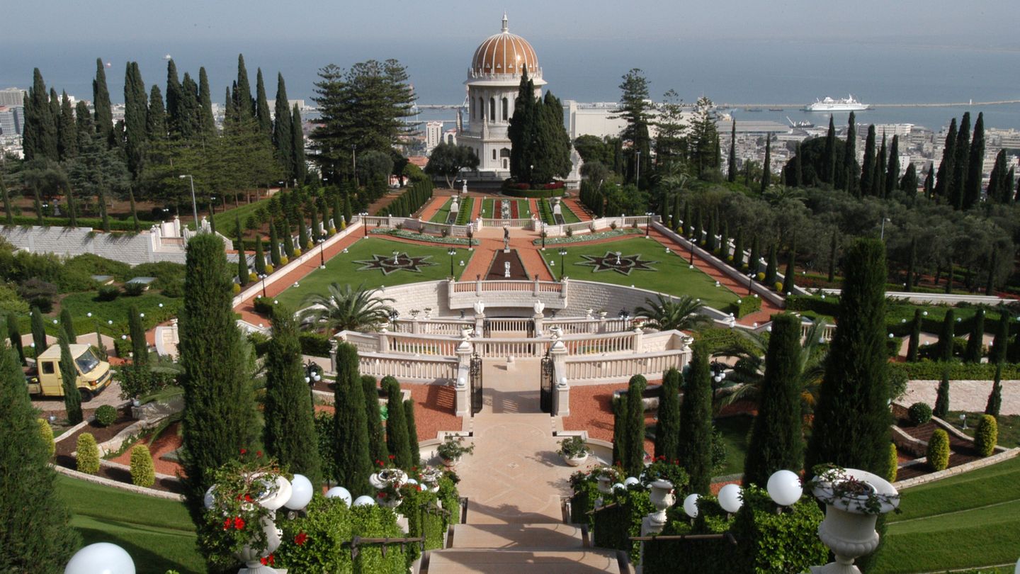 Israel: Haifa  Israels alte Hafenstadt gilt als die Anlaufstelle für Kreuzfahrtschiffe im Heiligen Land. Neben den hängenden Gärten der Bahai (Foto), dem Wahrzeichen über der Stadt, stehen Busausflüge ins antike Caesarea, zum See Genezareth und nach Jerusalem auf dem Programm.