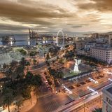 Spanien: Málaga  In der andalusischen Hafenstadt können die Schiffe an einer Pier weit draußen im Hafenbecken festmachen. Dann erreicht man die historische Altstadt und das Picasso-Museum besser per Shuttlebus oder Taxi. Günstig gelegen ist dagegen der Stadtstrand La Malangueta. Mit organisierten Ausflügen lässt sich auch die Alhambra im 130 Kilometer entfernten Granada besuchen.